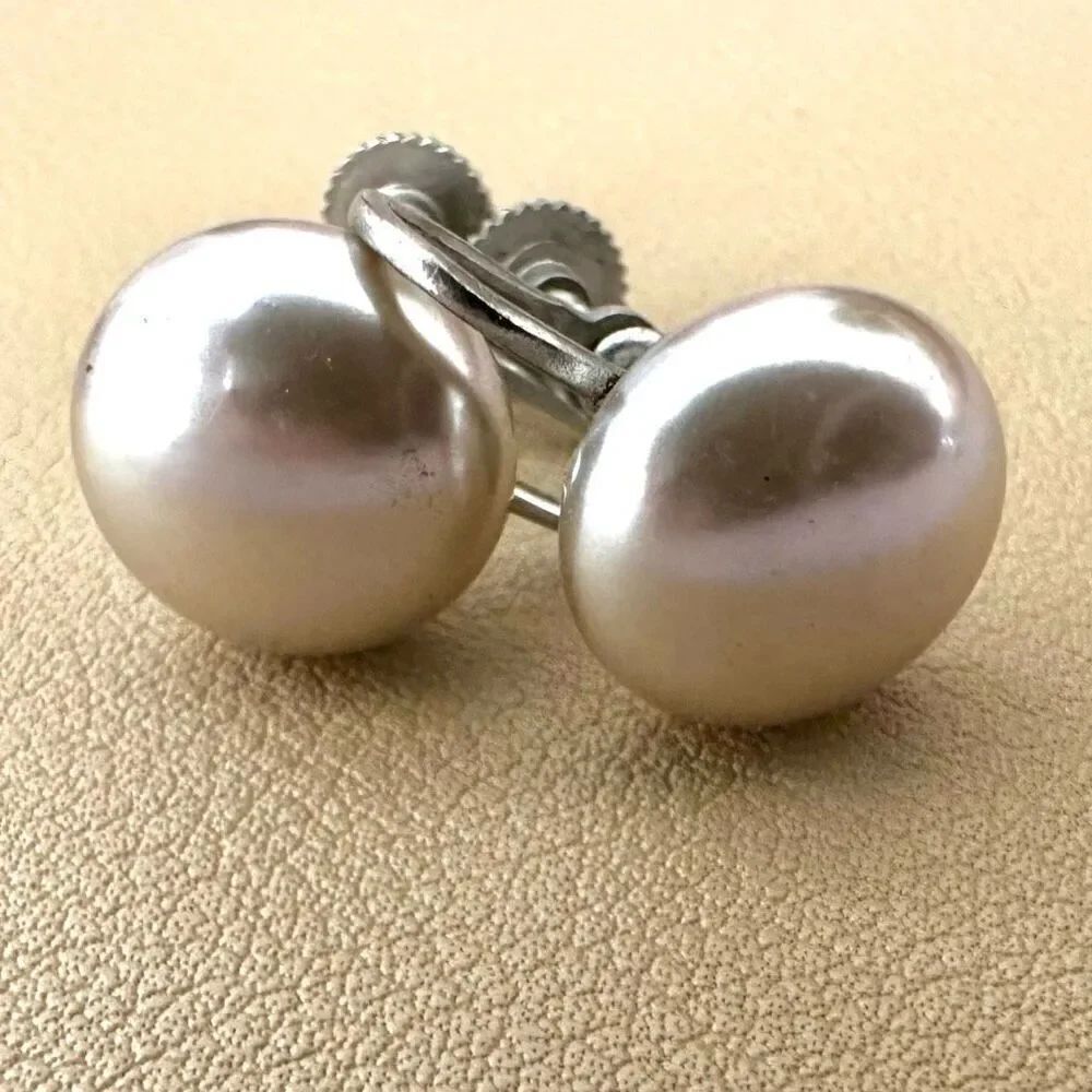 VINTAGE JAPAN SILVER TONE FAUX PEARL ROUND SCREWBACK EARRINGS